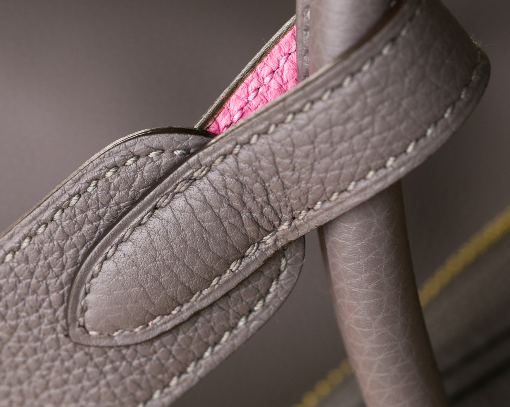 爱马仕琳迪包 Hermes Lindy30cm 8F锡器灰拼樱花粉进口togo牛皮