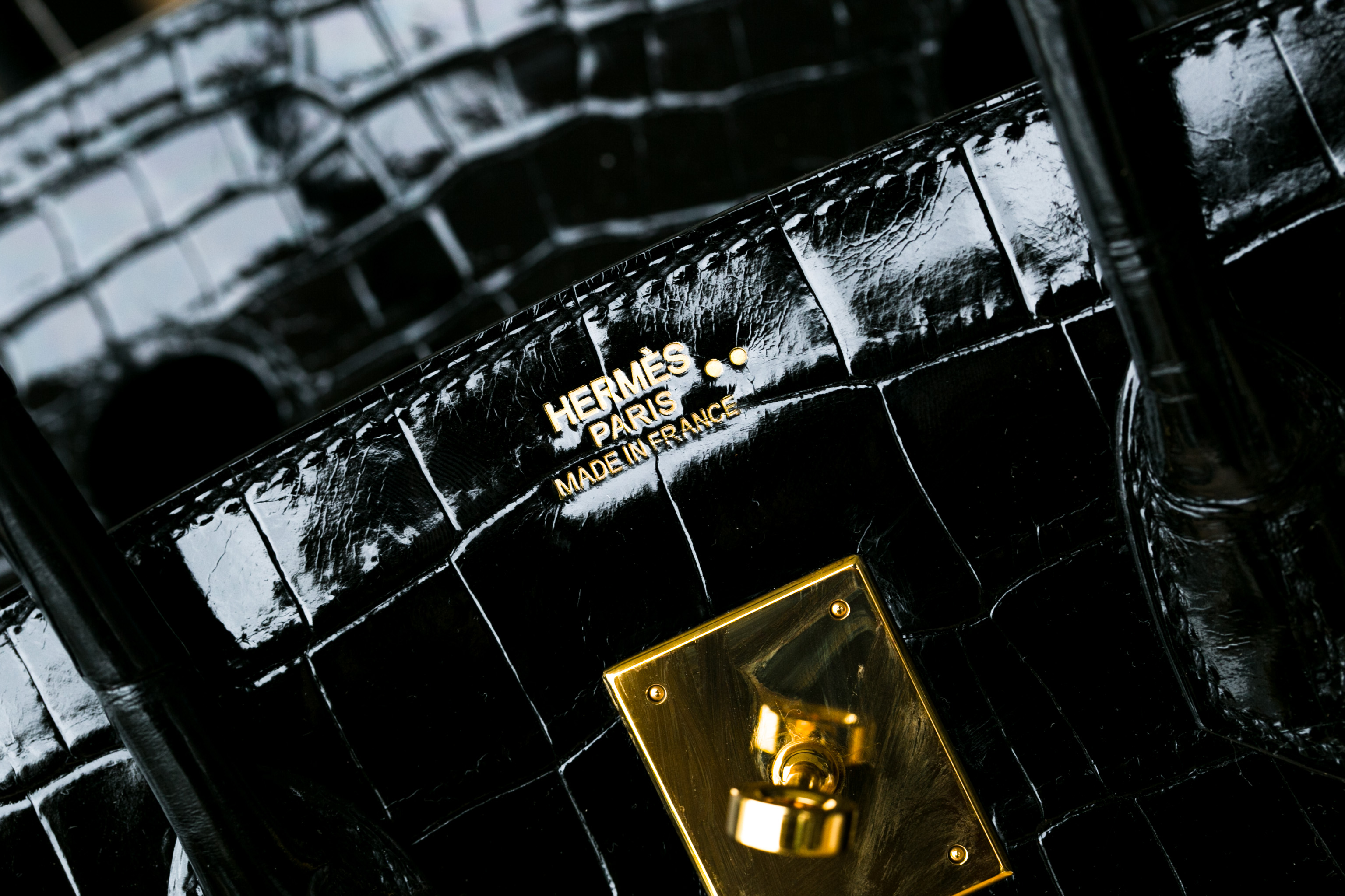 Hermes女包价格 爱马仕黑色亮面两点鳄鱼皮Birkin30铂金包 金扣