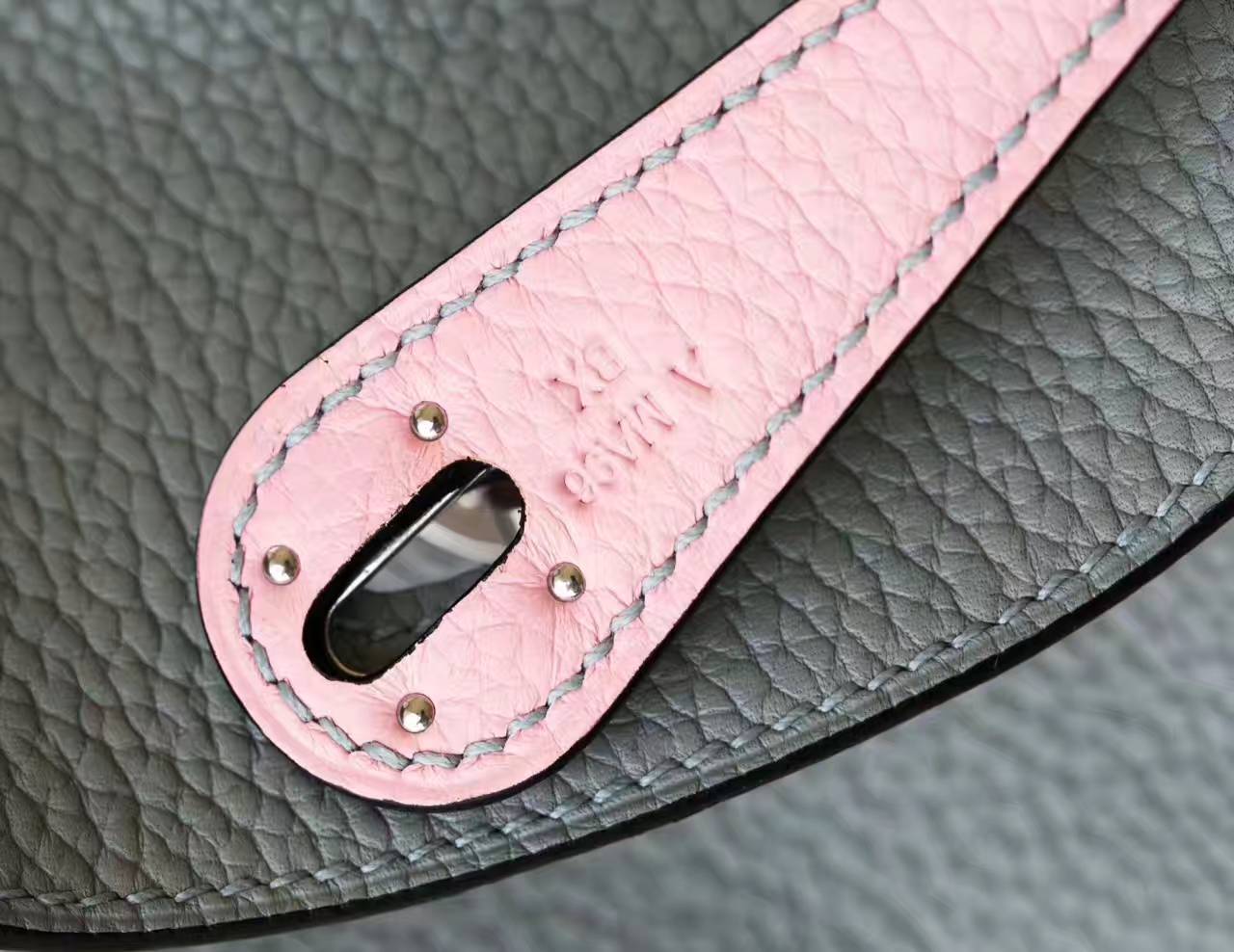 爱马仕琳迪包尺寸 Hermes Lindy 30cm 4Z海鸥灰拼水粉色原厂TC皮