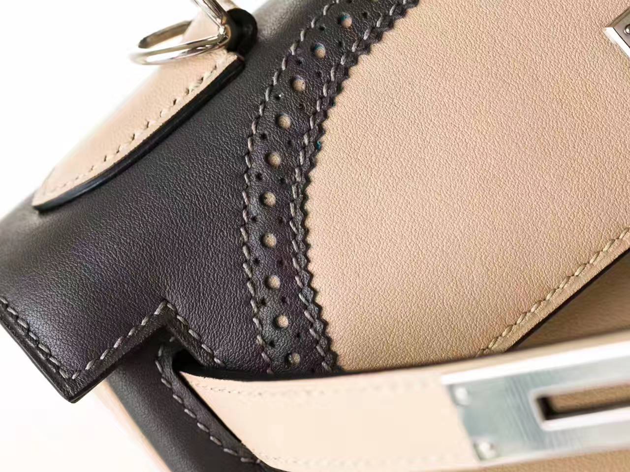 爱马仕Kelly女包 原厂Swift牛皮蕾丝凯莉包28cm 锡器灰拼斑鸠灰