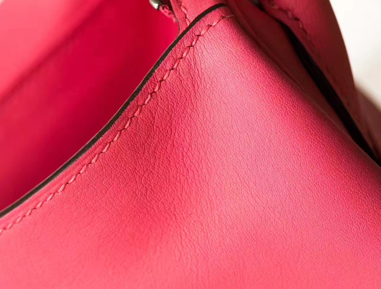 爱马仕琳迪包尺寸 Hermes Lindy 26cm 8W唇膏粉原厂Swift牛皮
