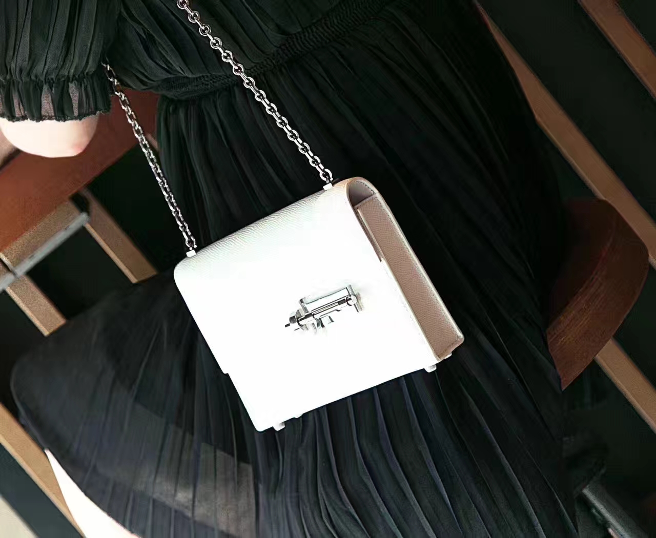 Hermes女包价格 爱马仕白色原厂epsom牛皮Verrou机关枪包17cm