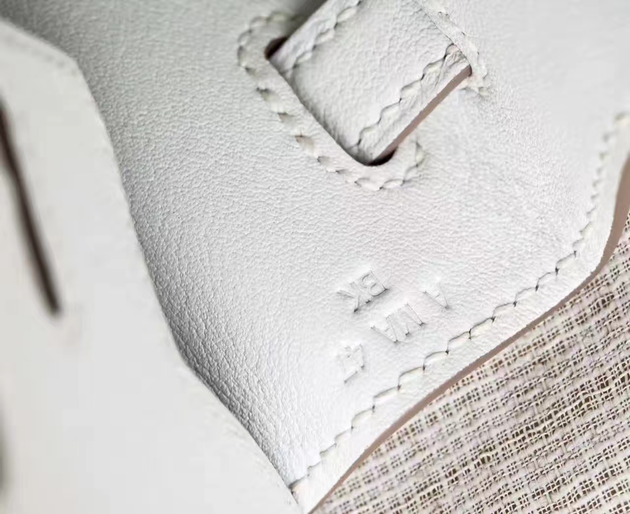 Hermes女包价格 爱马仕奶昔白原厂Swift牛皮Birkin铂金包25cm 银扣