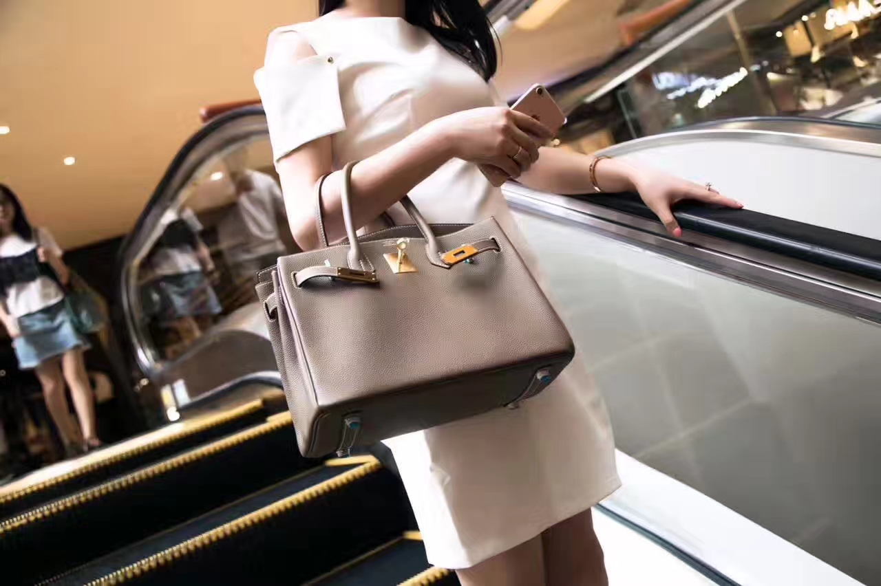 爱马仕Birkin包包30cm Hermes CK18大象灰原厂togo牛皮铂金包模特图