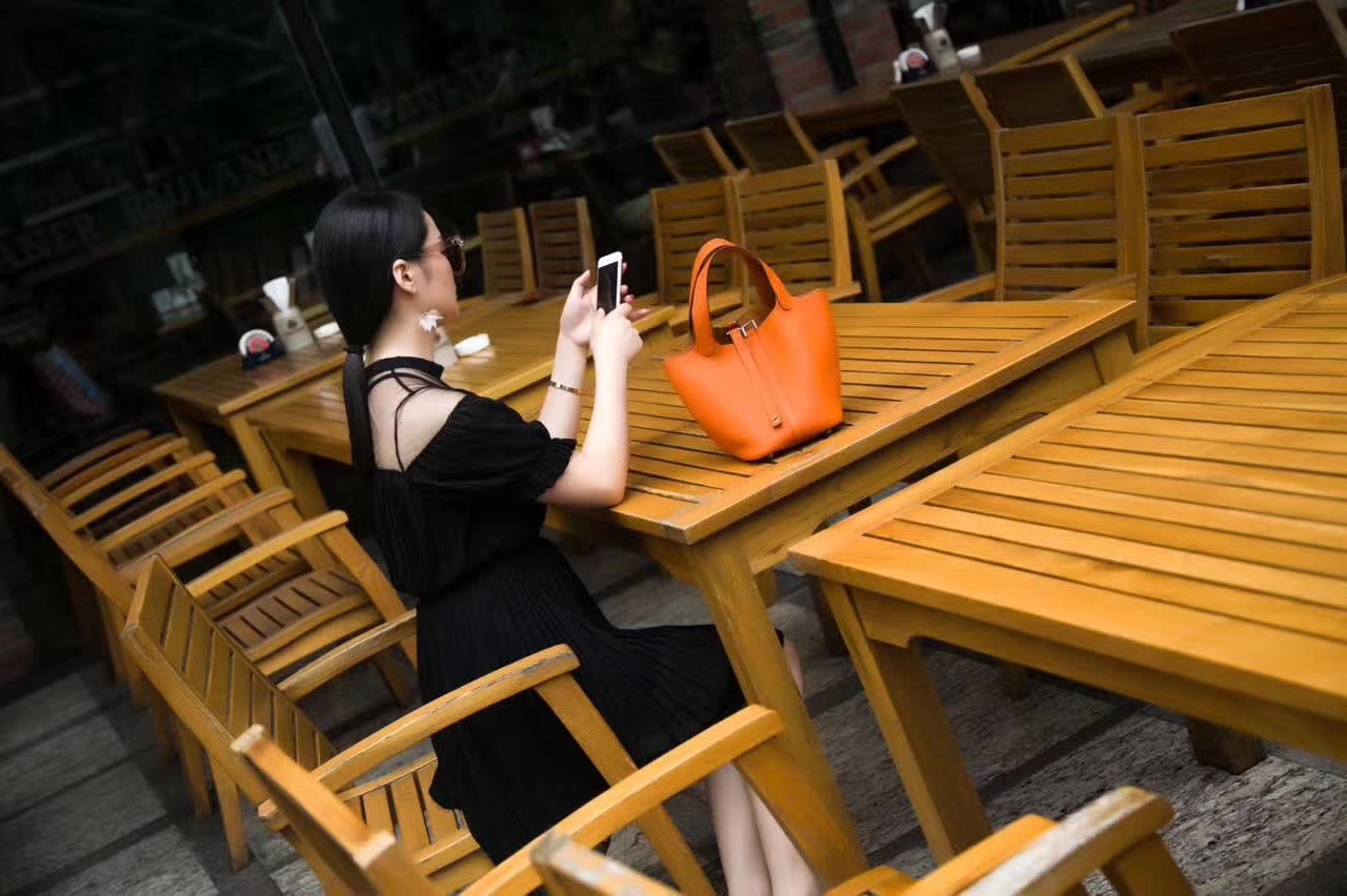 爱马仕菜篮子包尺寸 Hermes 93橙色原厂TC牛手提水桶包Picotin 18cm
