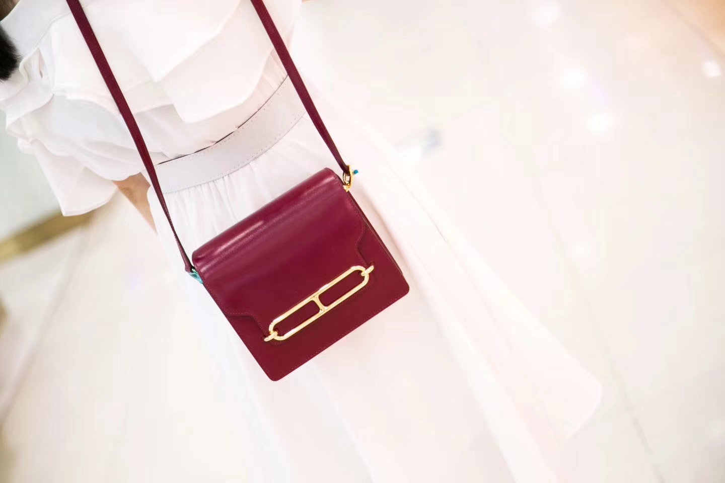 爱马仕斜挎女包 Hermes Roulis19cm B5宝石红Box牛皮猪鼻子包 金扣