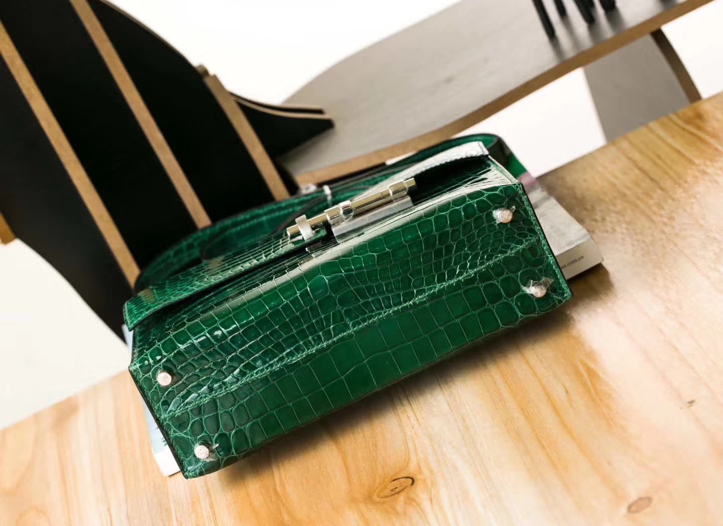 Hermes Verrou24cm 爱马仕翡翠绿亮面鳄鱼皮单肩斜挎女包 银扣