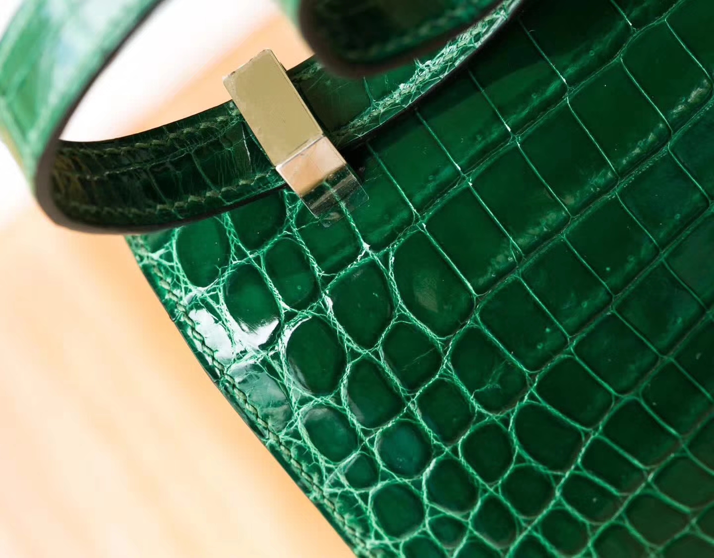 Hermes Verrou24cm 爱马仕翡翠绿亮面鳄鱼皮单肩斜挎女包 银扣