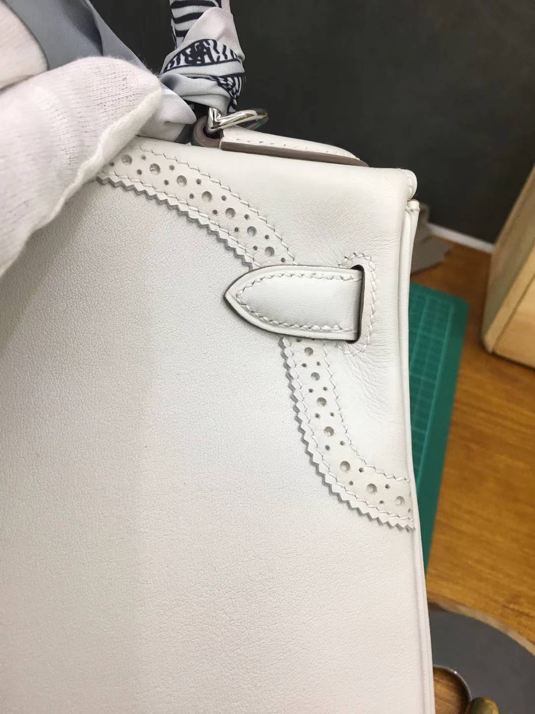 爱马仕蕾丝款凯莉包 Hermes Kelly28CM珍珠灰原厂Swift牛皮 银扣