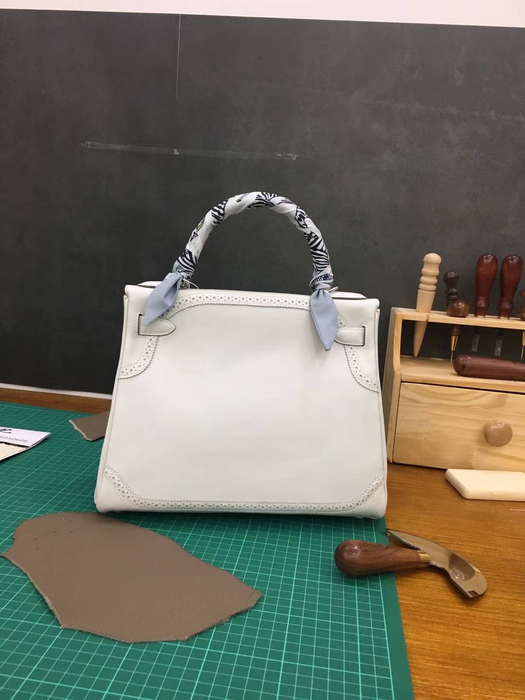 爱马仕蕾丝款凯莉包 Hermes Kelly28CM珍珠灰原厂Swift牛皮 银扣