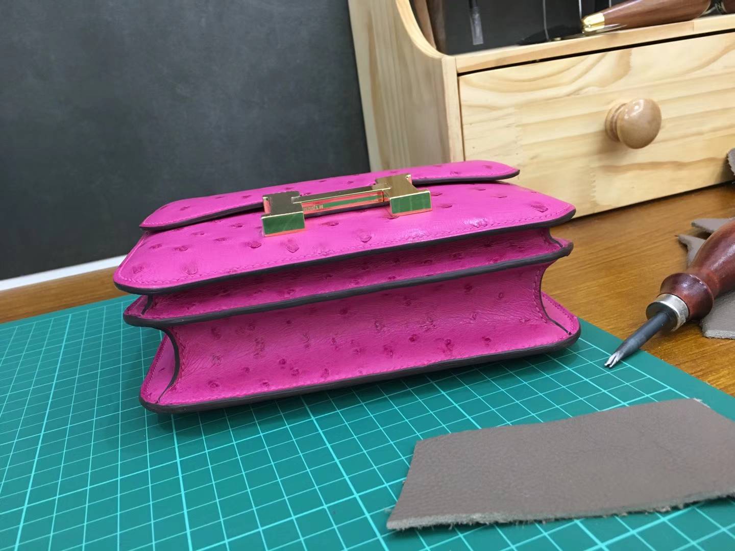 Hermes Constance19CM 爱马仕5J桃红色顶级鸵鸟皮空姐包 金扣