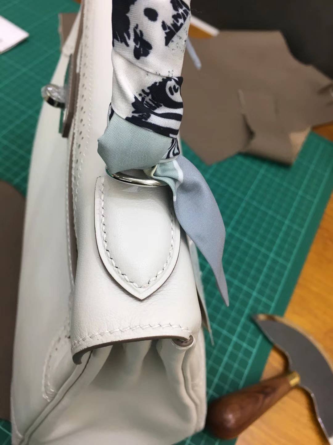 爱马仕蕾丝款凯莉包 Hermes Kelly28CM珍珠灰原厂Swift牛皮 银扣