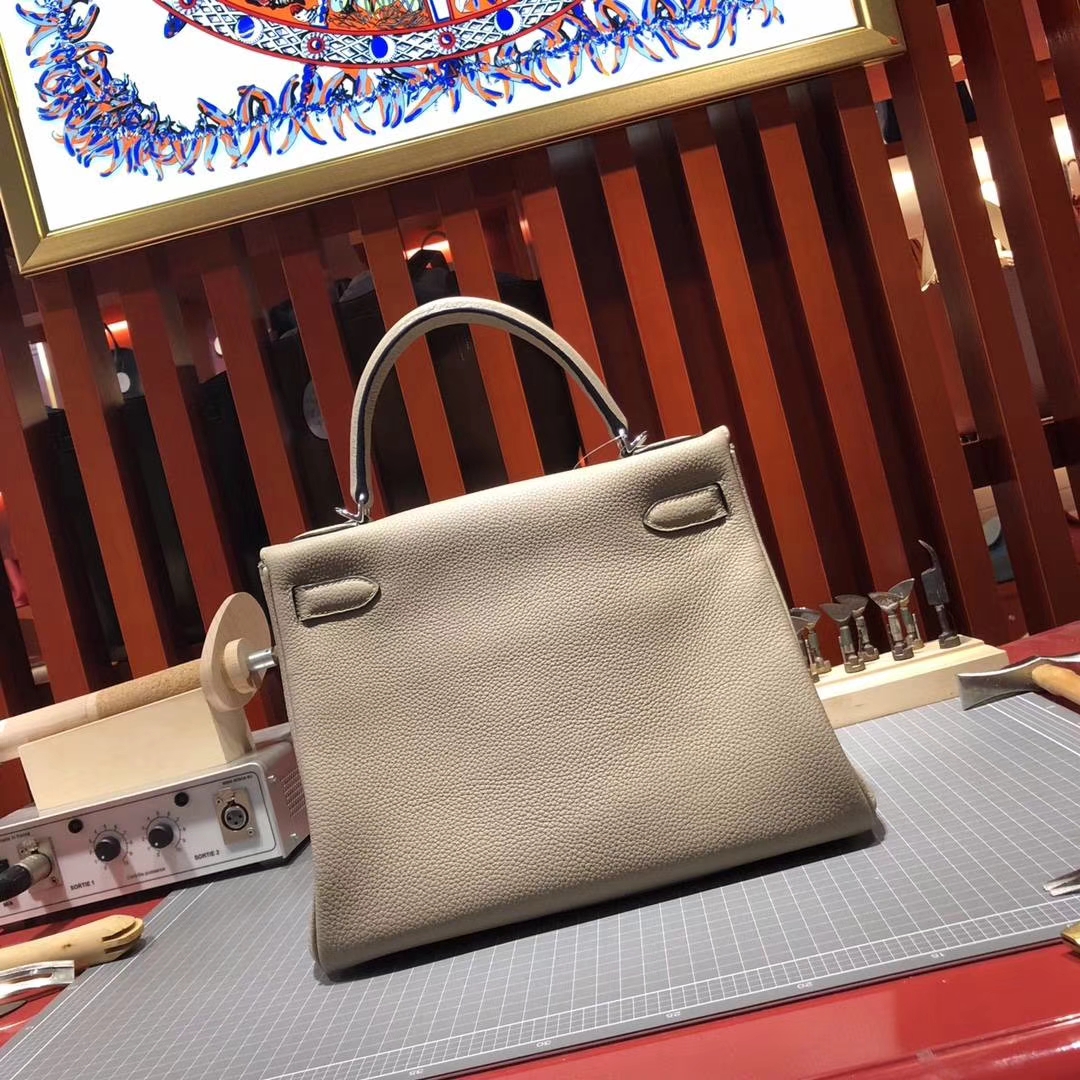 爱马仕包包官网 Hermes Kelly28CM S2风衣灰荔枝纹牛皮凯莉包 银扣