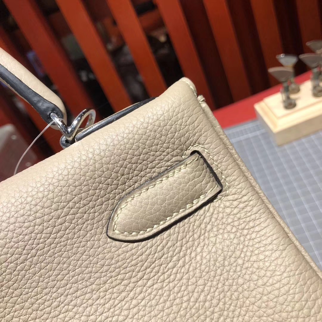 爱马仕包包官网 Hermes Kelly28CM S2风衣灰荔枝纹牛皮凯莉包 银扣
