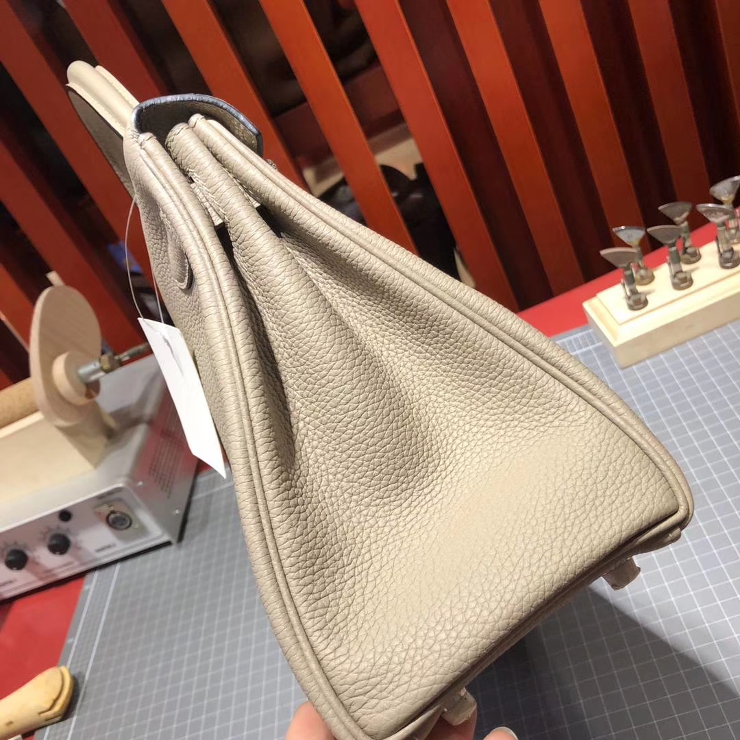 爱马仕包包官网 Hermes Kelly28CM S2风衣灰荔枝纹牛皮凯莉包 银扣