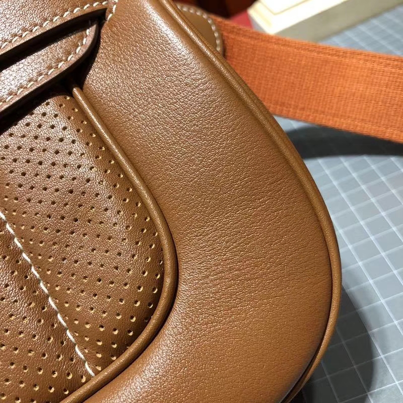 爱马仕夏季新款 Hermes Berline20CM 棕色原厂Swift牛皮单肩斜挎包 银扣
