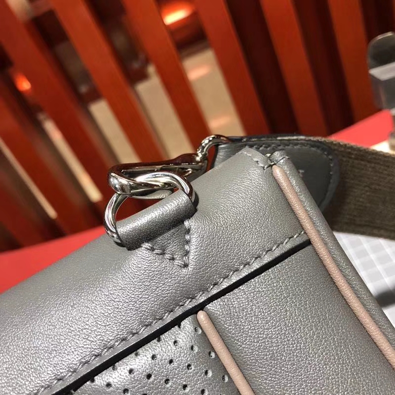 Hermes新款女包 爱马仕铁灰色原厂Swift牛皮Berline20cm线条包 银扣