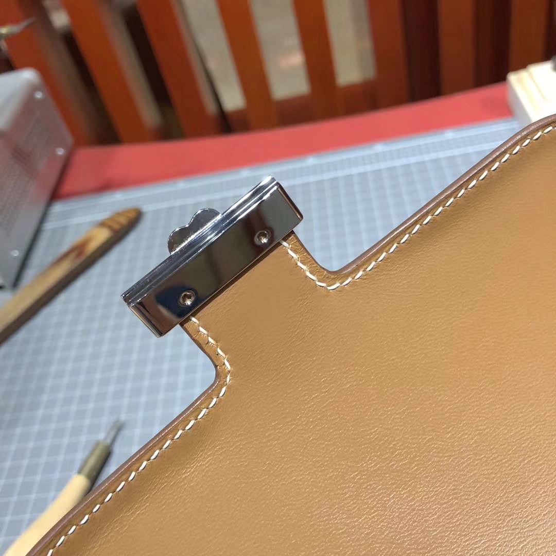 Hermes Constance19CM 爱马仕土黄色原厂Epsom牛皮空姐包 银扣