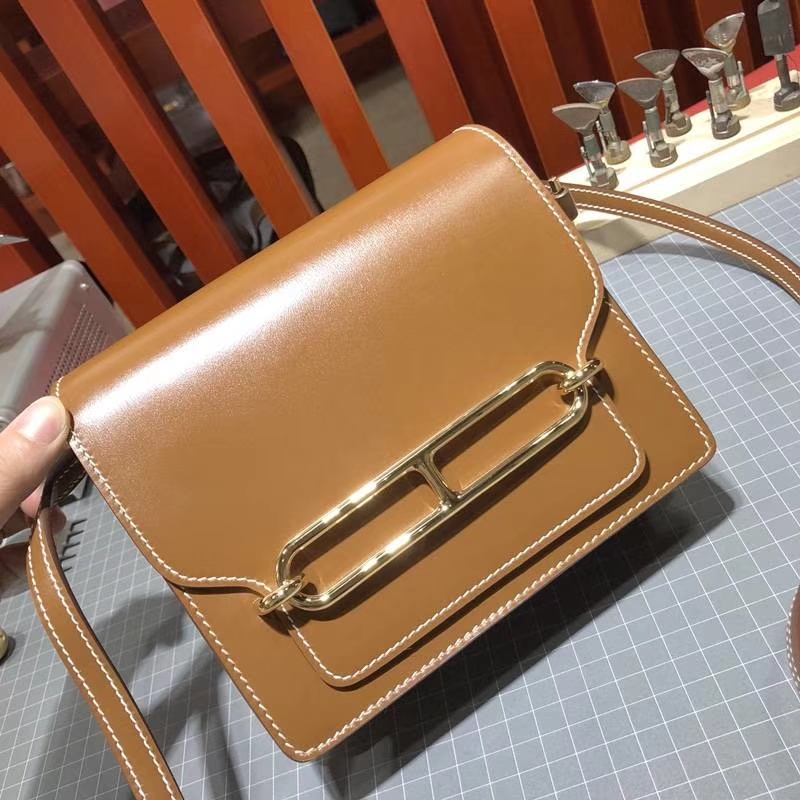 爱马仕包包官网 Hermes Roulis19CM 土黄色顶级Box牛皮 金扣