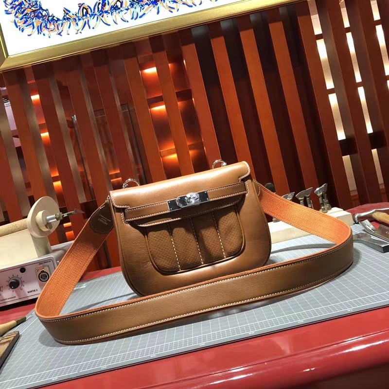爱马仕夏季新款 Hermes Berline20CM 棕色原厂Swift牛皮单肩斜挎包 银扣