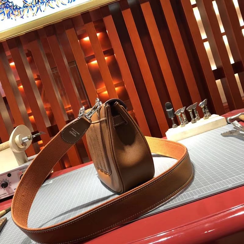 爱马仕夏季新款 Hermes Berline20CM 棕色原厂Swift牛皮单肩斜挎包 银扣