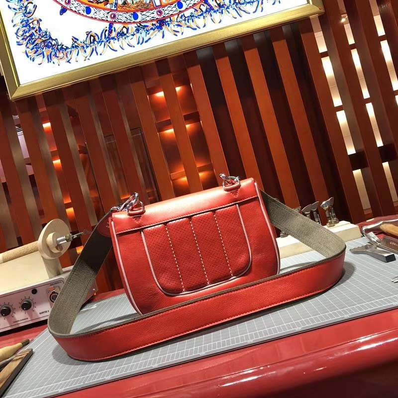 爱马仕女包价格 Hermes Berline 大红色原厂Swift牛皮线条包单肩包20cm