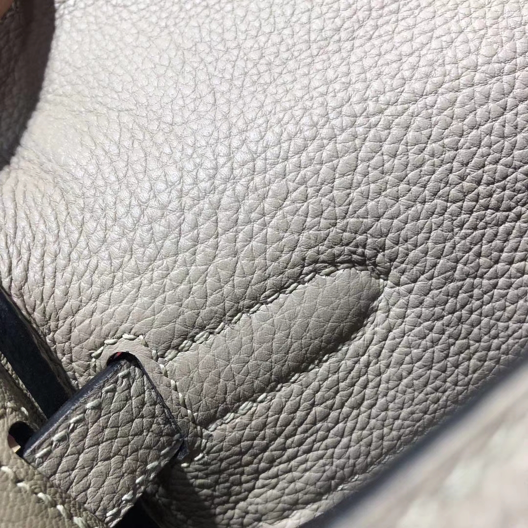 爱马仕包包官网 Hermes Kelly28CM S2风衣灰荔枝纹牛皮凯莉包 银扣