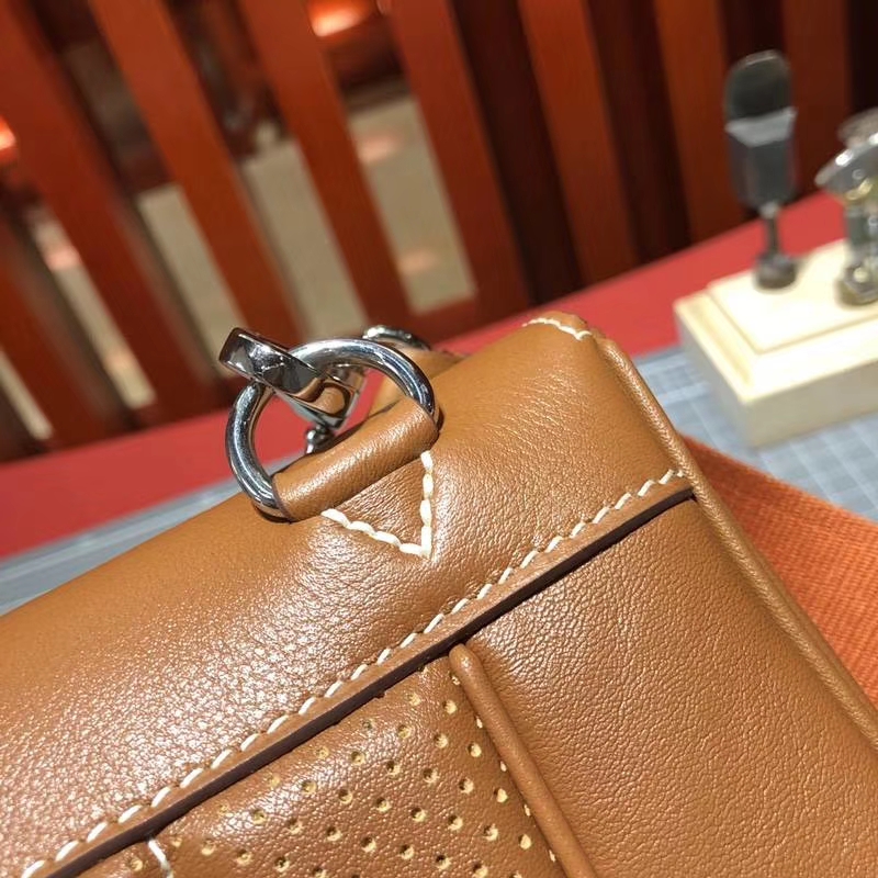 爱马仕夏季新款 Hermes Berline20CM 棕色原厂Swift牛皮单肩斜挎包 银扣