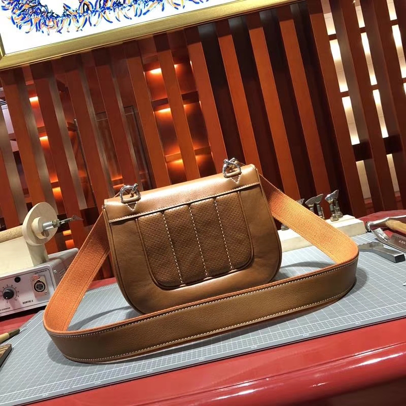 爱马仕夏季新款 Hermes Berline20CM 棕色原厂Swift牛皮单肩斜挎包 银扣