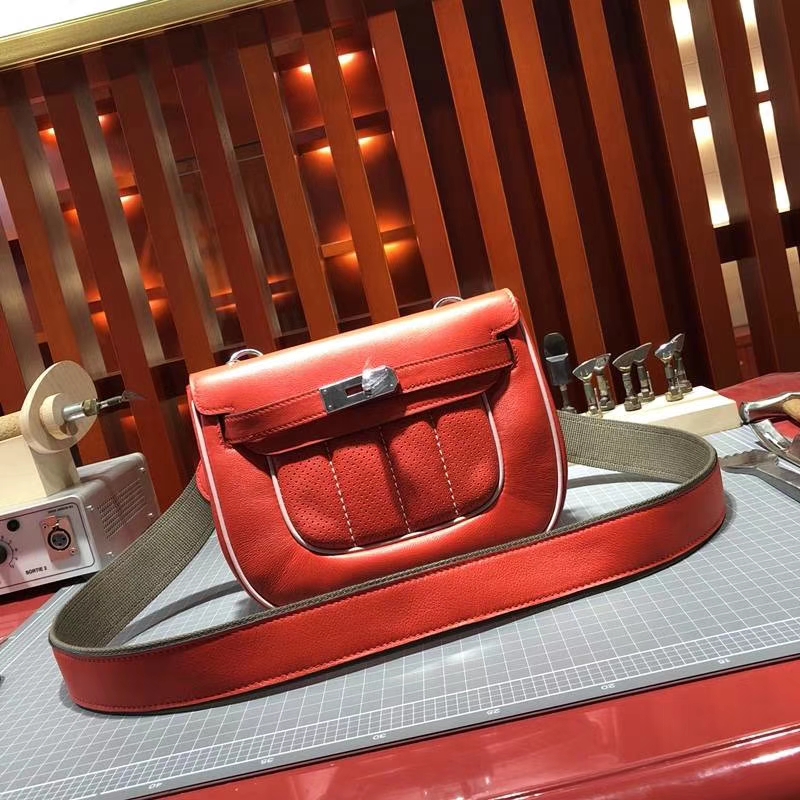 爱马仕女包价格 Hermes Berline 大红色原厂Swift牛皮线条包单肩包20cm
