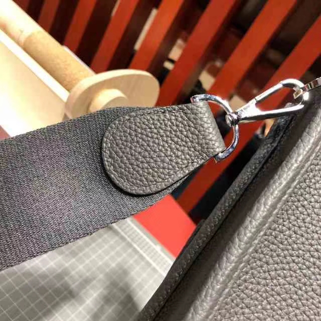 Hermes新款包包 爱马仕锡器灰Togo牛皮伊芙林包Evelyne28cm 银扣