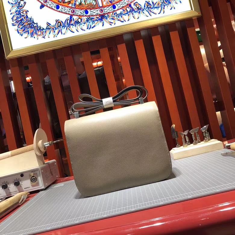 Hermes包包官网 爱马仕原厂Epsom牛皮空姐包Constance24CM 斑鸠灰银扣