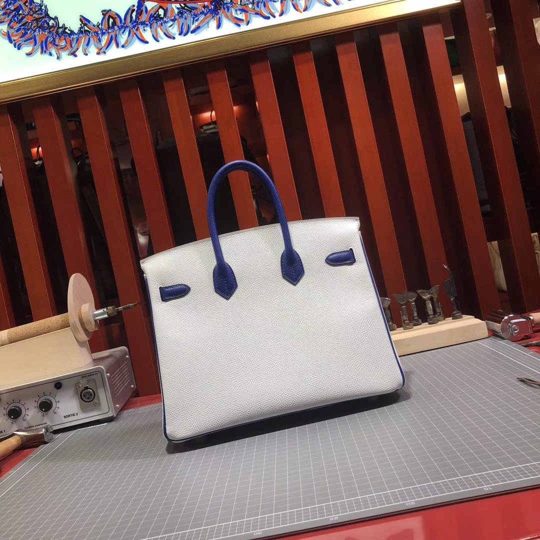 爱马仕包包官网 Hermes纯白色拼电光蓝原厂手掌纹牛皮铂金包Birkin25CM 银扣