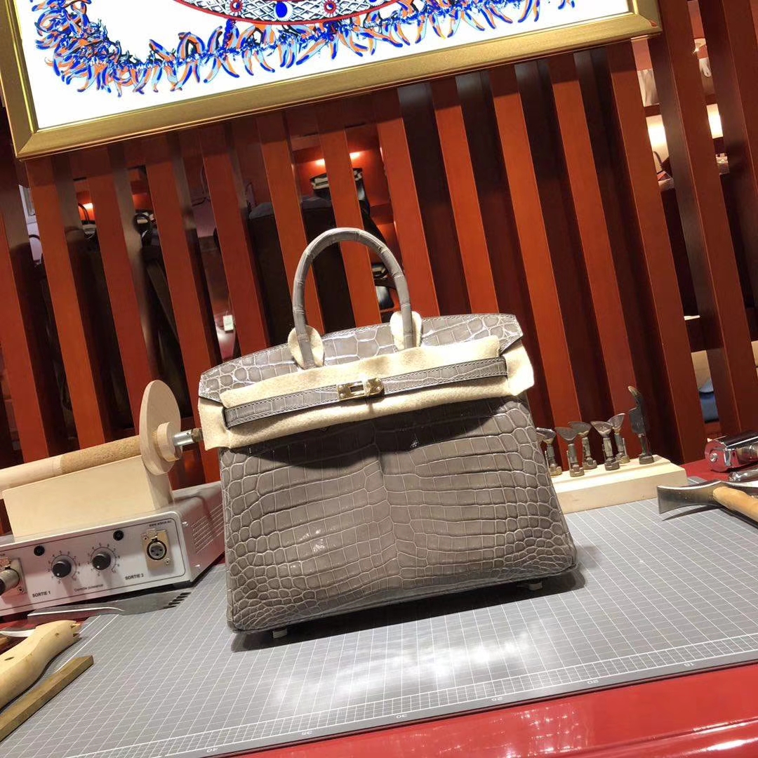 Hermes包包官网 爱马仕CK81斑鸠灰亮面鳄鱼皮铂金包Birkin25CM 金扣