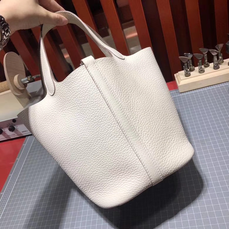 Hermes包包官网 爱马仕奶昔白进口Clemence牛皮水桶包Picotin18cm 银扣