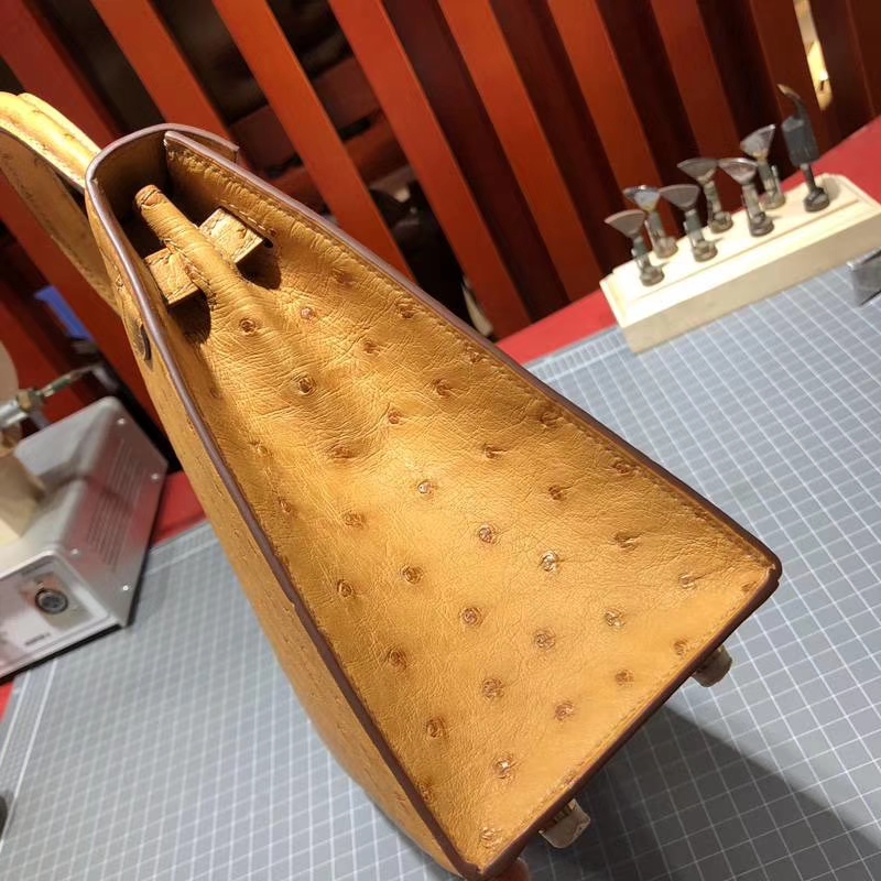 Hermes包包官网 爱马仕稻草黄南非鸵鸟皮手工缝制凯莉包Kelly25CM 金扣