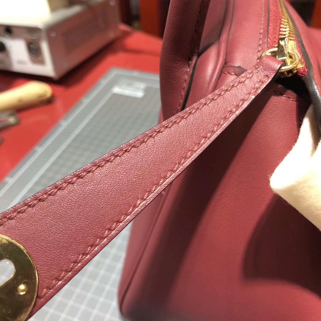 Hermes包包官网 爱马仕K1石榴红原厂Swift牛皮琳迪包Lindy30CM 金扣