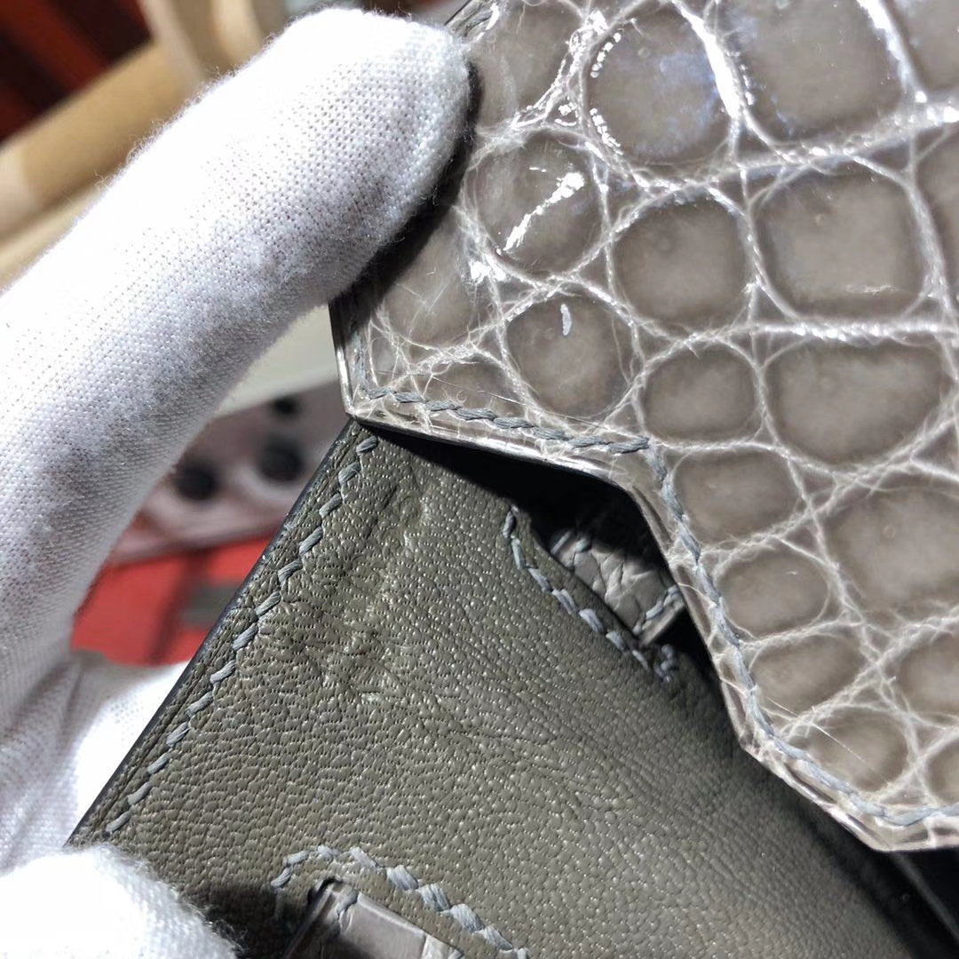 Hermes包包官网 爱马仕CK81斑鸠灰亮面鳄鱼皮铂金包Birkin25CM 金扣