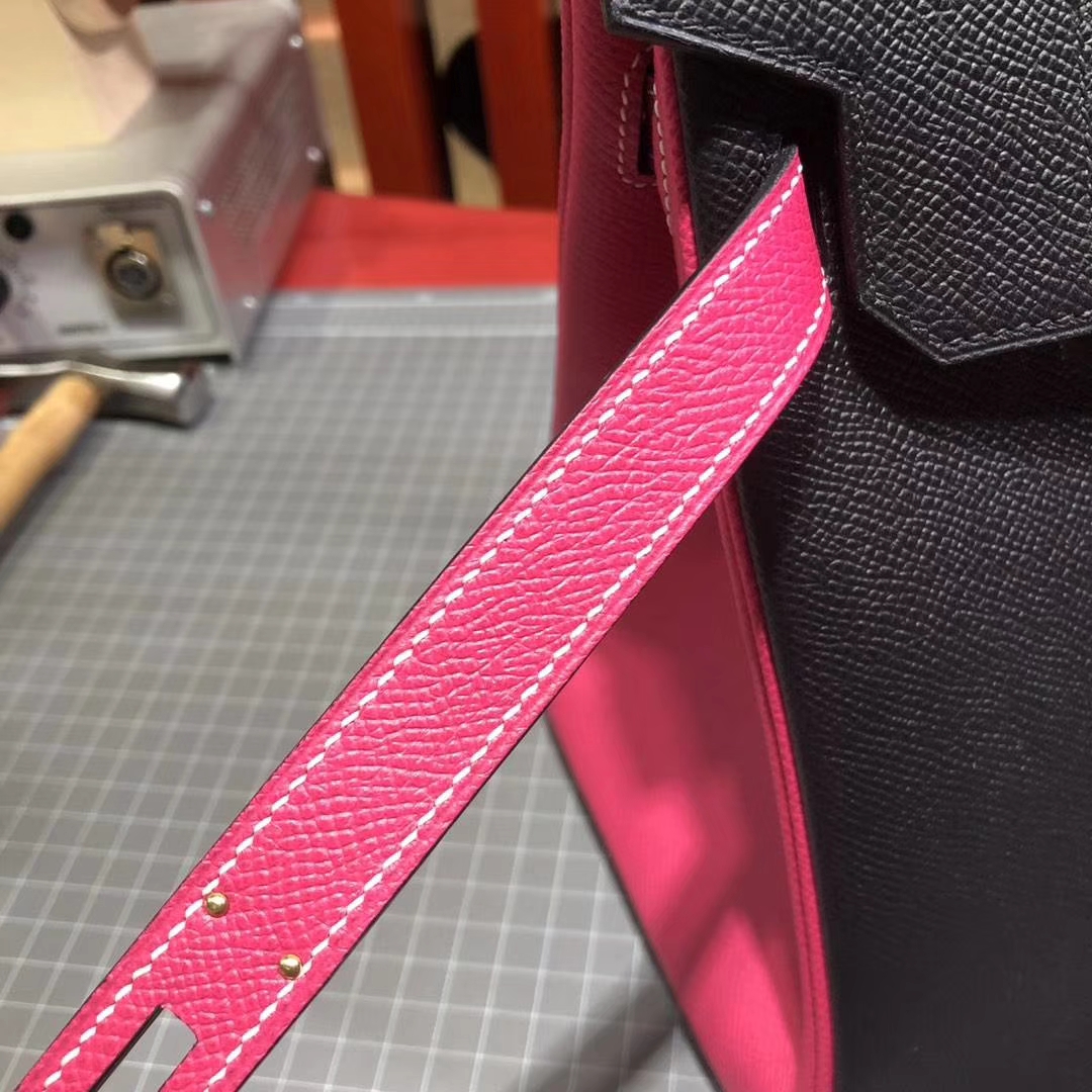 Hermes包包官网 爱马仕黑色拼玫红原厂十字纹牛皮Birkin30铂金包 金扣