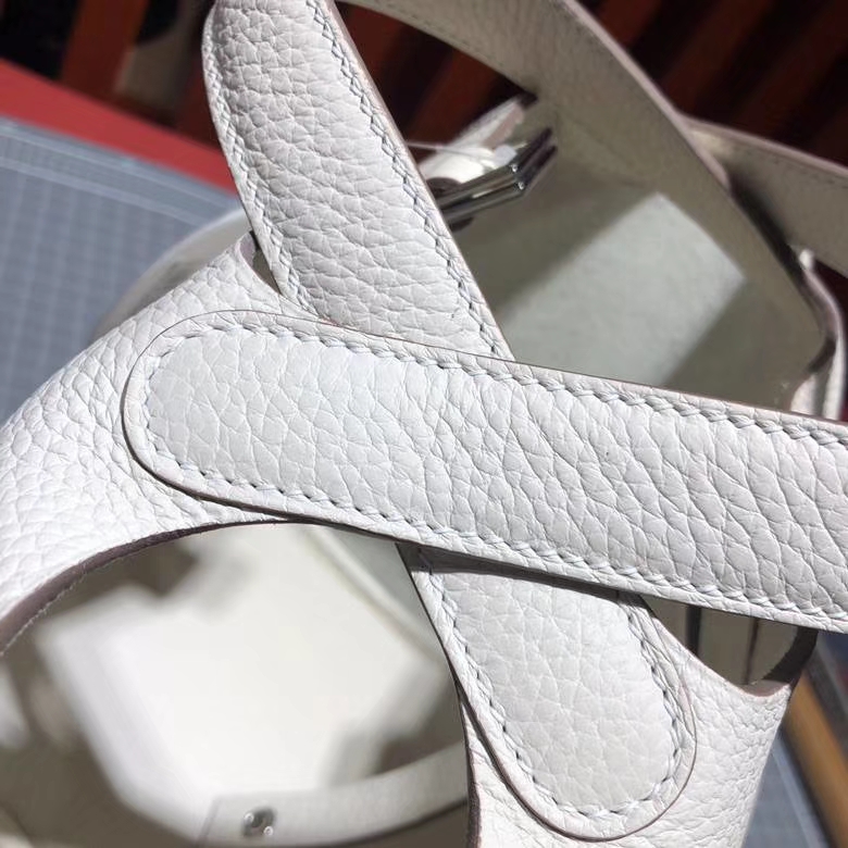 Hermes包包官网 爱马仕奶昔白进口Clemence牛皮水桶包Picotin18cm 银扣
