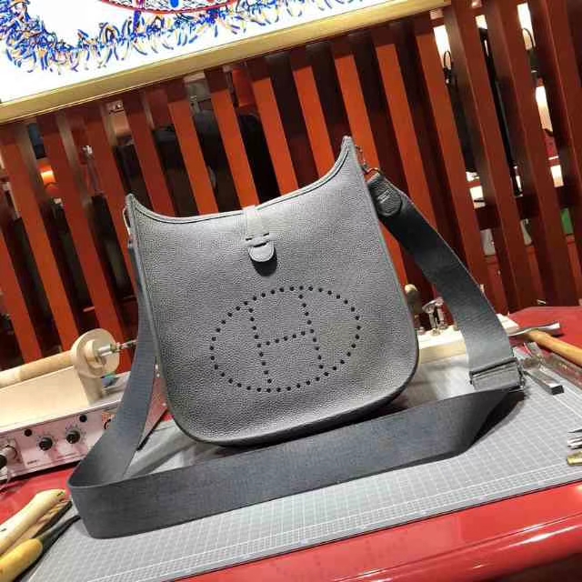 Hermes新款包包 爱马仕锡器灰Togo牛皮伊芙林包Evelyne28cm 银扣