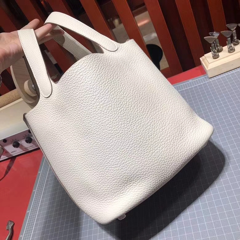Hermes包包官网 爱马仕奶昔白进口Clemence牛皮水桶包Picotin18cm 银扣