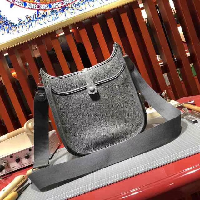 Hermes新款包包 爱马仕锡器灰Togo牛皮伊芙林包Evelyne28cm 银扣