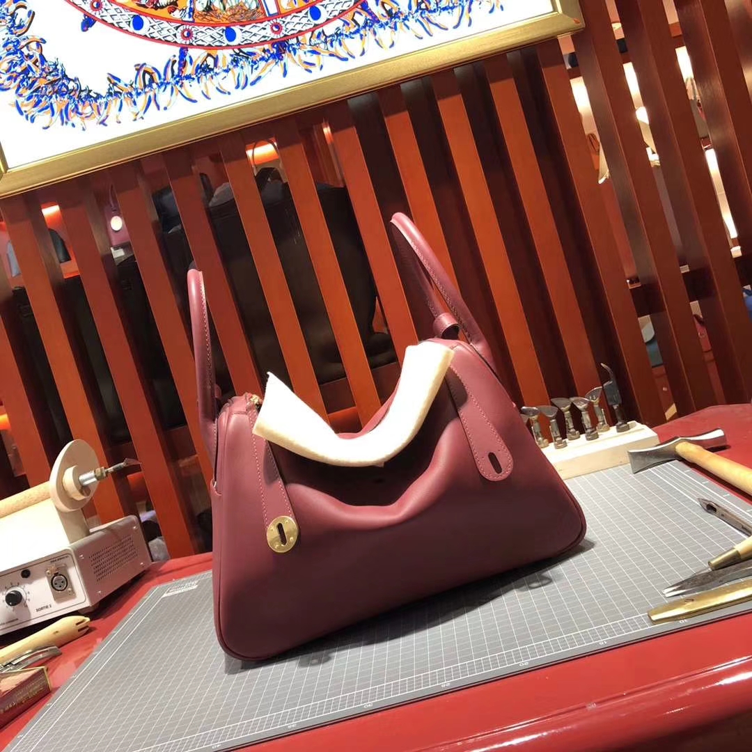 Hermes包包官网 爱马仕K1石榴红原厂Swift牛皮琳迪包Lindy30CM 金扣