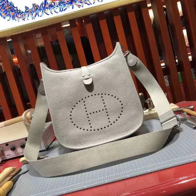 爱马仕伊芙林包 Hermes Evelyne28CM 风衣灰顶级Togo牛皮斜挎包