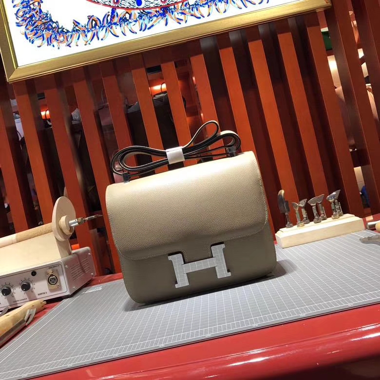 Hermes包包官网 爱马仕原厂Epsom牛皮空姐包Constance24CM 斑鸠灰银扣