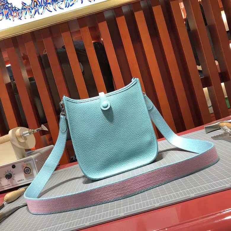 爱马仕伊芙林包 Hermes Evelyne16CM 3P马卡龙蓝Clemence牛皮 银扣