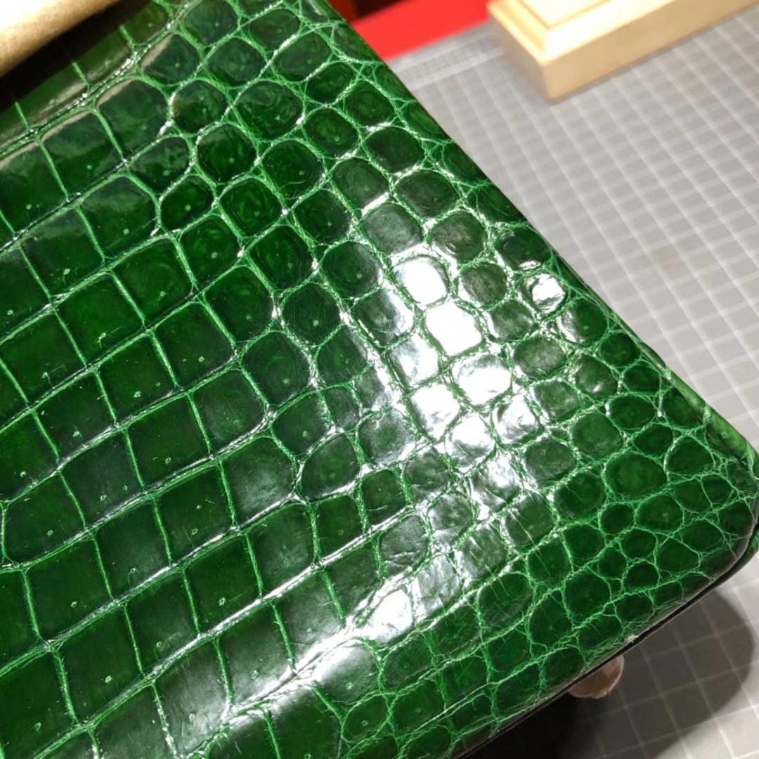 爱马仕包包官网 Hermes Birkin30CM 67祖母绿亮面鳄鱼皮铂金包 金扣