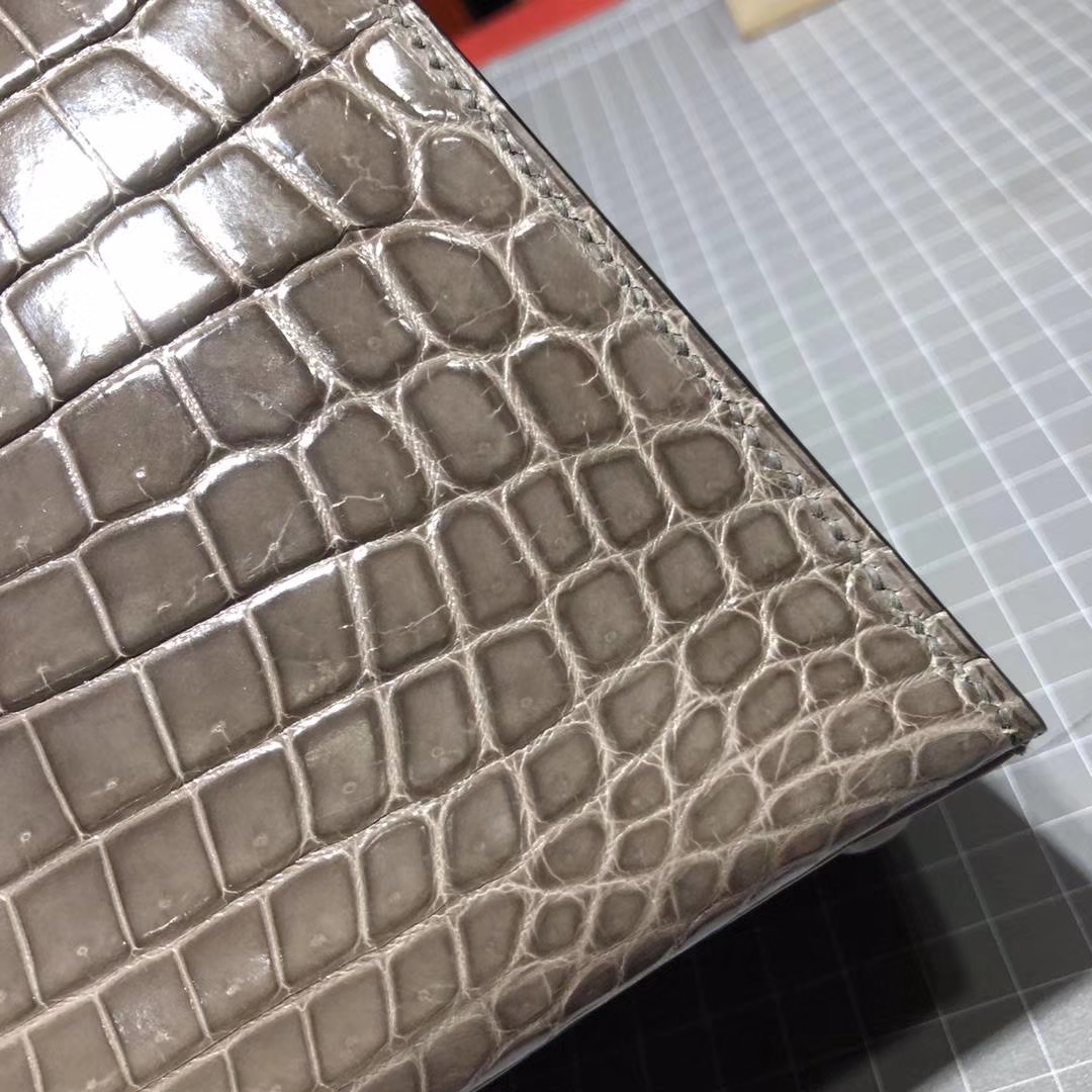 爱马仕Kelly包包 Hermes亮面两点鳄鱼皮凯莉包25CM 81斑鸠灰 银扣