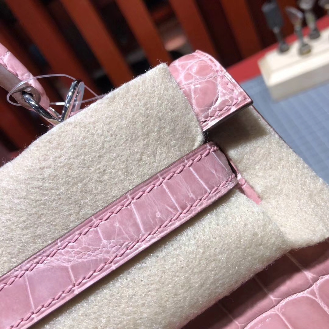 爱马仕凯莉包价格 Hermes Kelly25CM 1Q蜜桃粉亮面尼罗鳄鱼皮 银扣